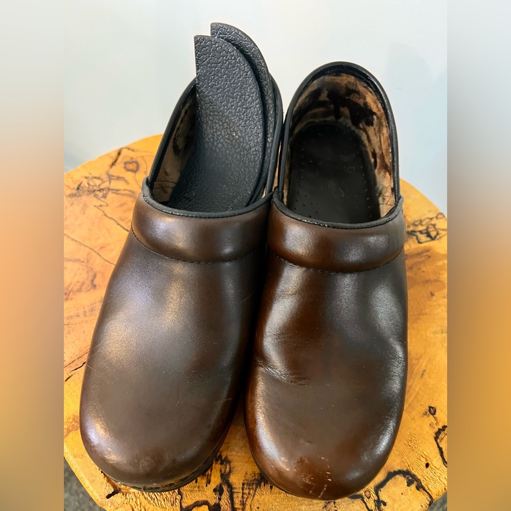 Women’s Dansko clogs size 38 (7.5)